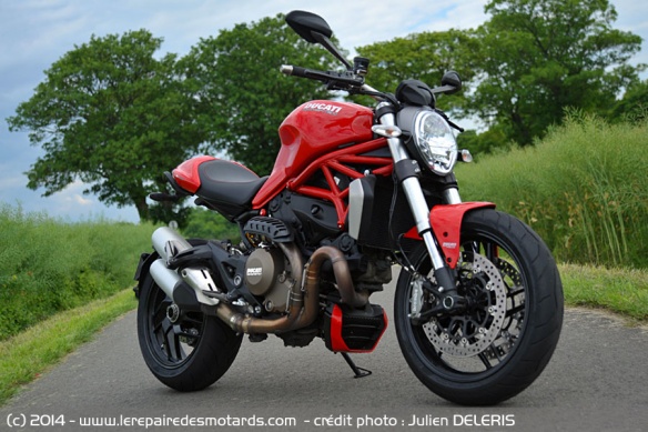Ducati Monster 1200 de face