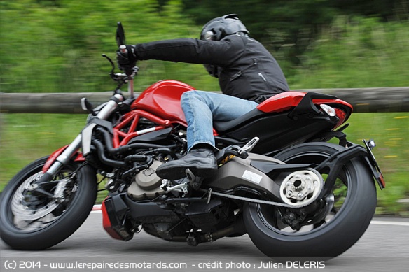 Ducati Monster 1200 sur nationale