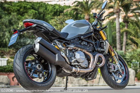 Ducati Monster 1200 S de derrière