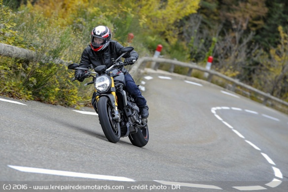 Ducati Monster 1200 S sur départementale