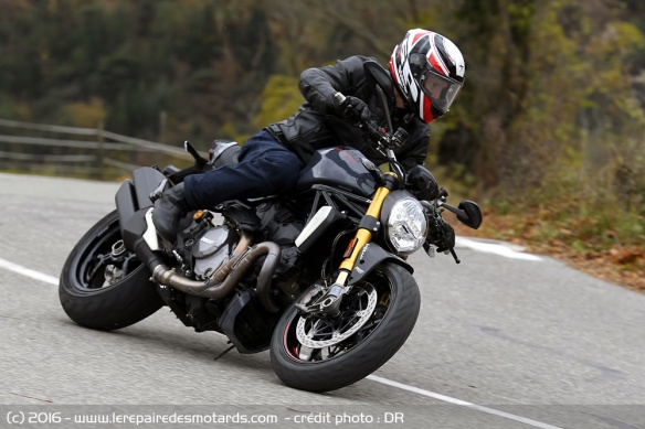 Ducati Monster 1200 S sur route