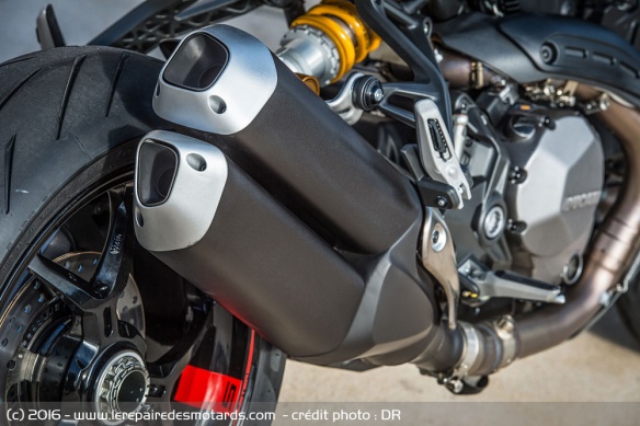 Le double silencieux de la Ducati Monster 1200 S