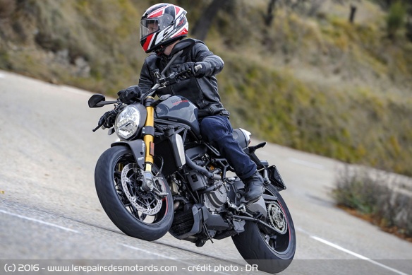 Ducati Monster 1200 S en virage