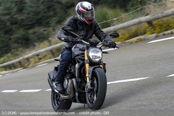 Ducati Monster 1200 S sur voie rapide