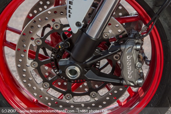 Les disques sont pincés par des étriers radiaux Brembo
