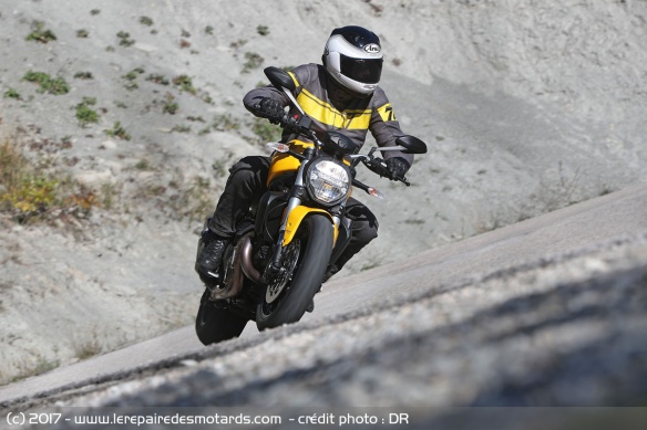 Ducati Monster 821 sur départementale