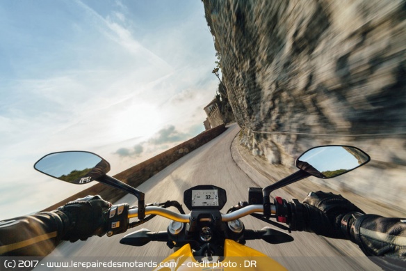 Ducati Monster 821 sur route