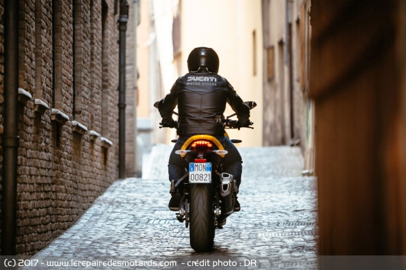 Ducati Monster 821 en ville