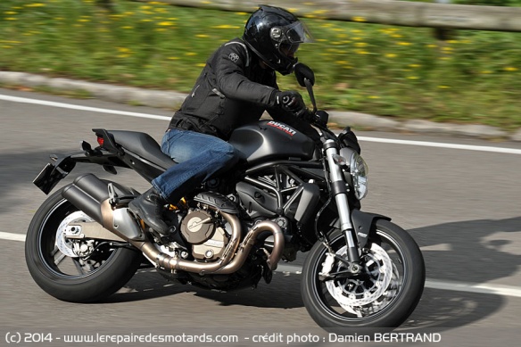 Ducati Monster 821 Dark sur nationale