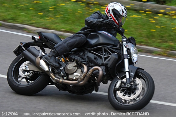 Ducati Monster 821 sur route