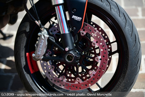 Double disque semi-flottant de 320 mm. Etriers monoblocs quatre pistons à fixation radiale Brembo M4.32. ABS de série