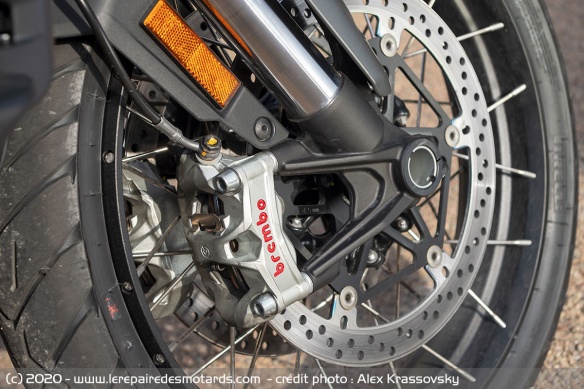 2 disques de 330 mm, étriers radiaux Brembo M50 Stylema 4 pistons, ABS en courbe