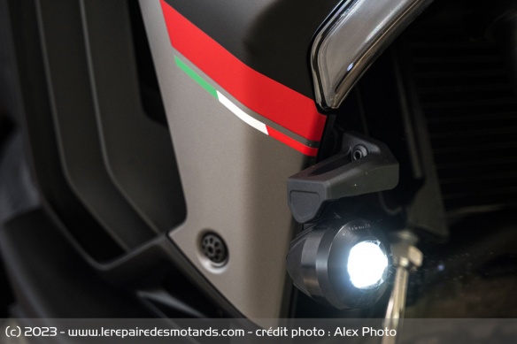 Une paire de phares additionnels à LED vient compléter l'équipement de la GT