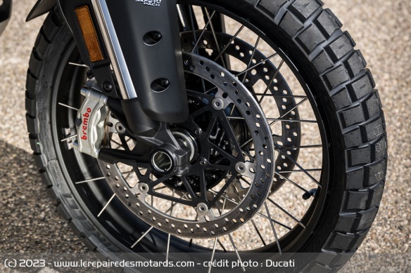 Les jantes à rayons sont chaussées de pneus Pirelli Scorpion Trail II