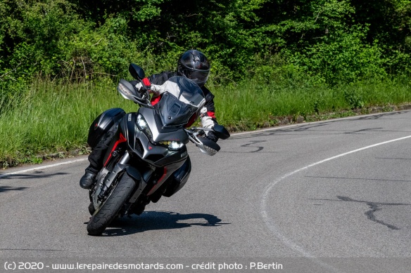 La Multistrada 1260 S Grand Tour est équipé de pneus Pirelli Trail II