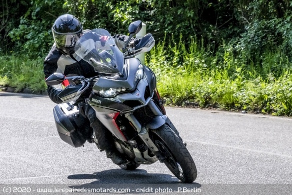 La tenue de route et les suspensions sont excellentes