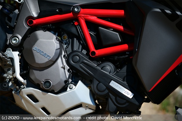 Ducati Testastretta DVT avec système Desmodromic Variable Timing, Bicylindre en L, 4 soupapes par cylindre, Dual Spark, refroidissement liquide