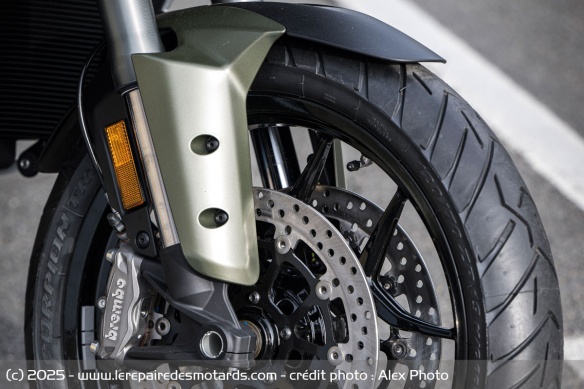 Les jantes alliage à 5 branches sont chaussées de Pirelli Scorpion Trail II