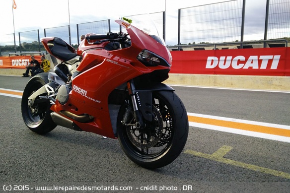 Ducati 959 Panigale en rouge