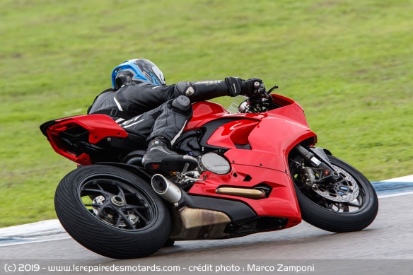 La Ducati Panigale V2 se montre facile à prendre en main