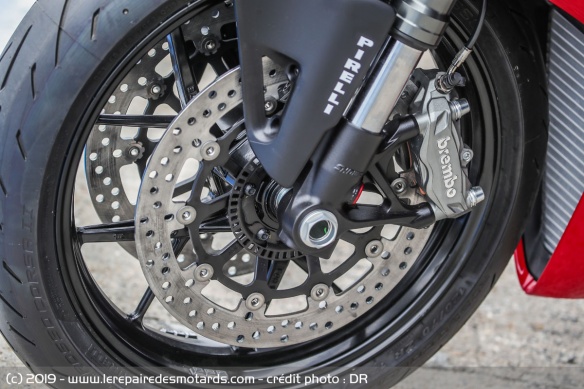Les freins restent identiques avec des étriers Brembo M4.32 à l'avant