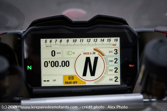 Le compteur TFT de la Ducati Panigale V4 S