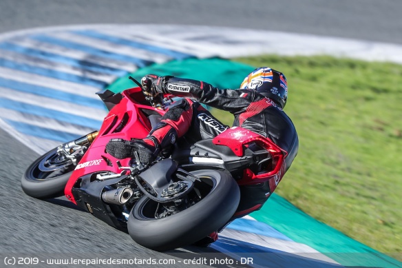 La Ducati Panigale V4 R en courbe