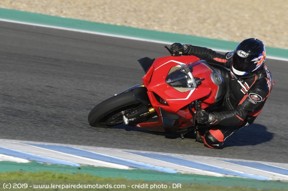 La Panigale V4 R en courbe
