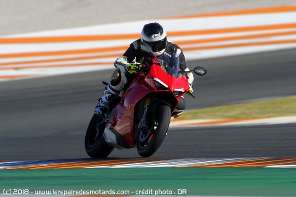 Moins brutal, le moteur reste néanmoins puissant, permettant de dépasser les 280 km/h dans la courte ligne droite du circuit de Valence