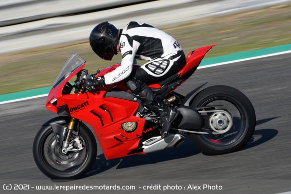 Avec 215 ch, l'hypersport bolognaise à du caractère à revendre