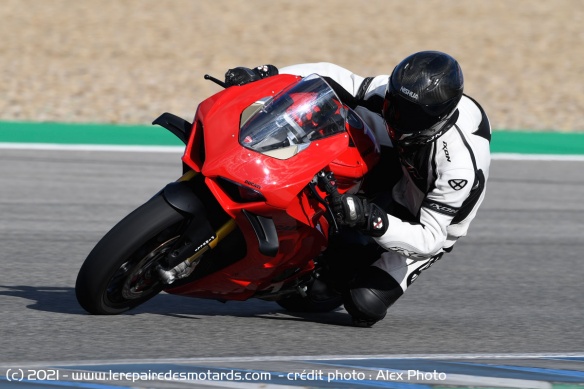 Prise d'angle sur la Ducati Panigale V4 S