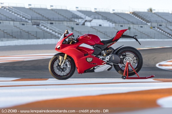 Si d'extérieur la filiation avec les Panigale est indéniable, à l'intérieur tout à changé