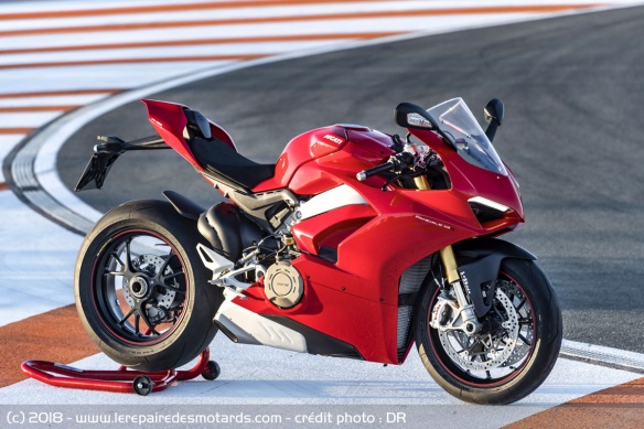 Même à l'arrêt, la Ducati exsude la performance