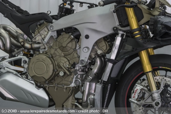 Le nouveau V4 à 90° reprend quelques caractéristiques du moteur de MotoGP
