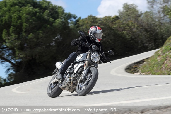 La Ducati Scrambler 1100 en virage