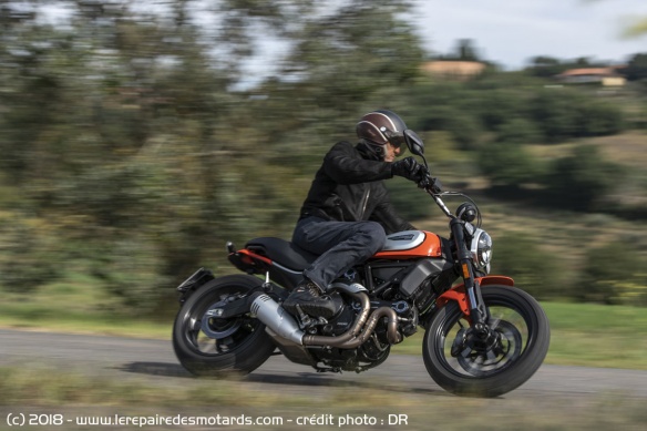 La Ducati Scrambler 800 Icon sur route