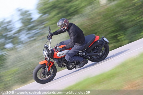 La Ducati Scrambler 800 Icon en courbe