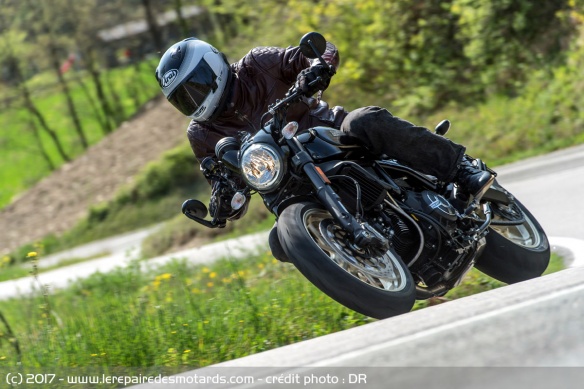 Le Café Racer n'est franchement pas à l'aise sur les petites routes