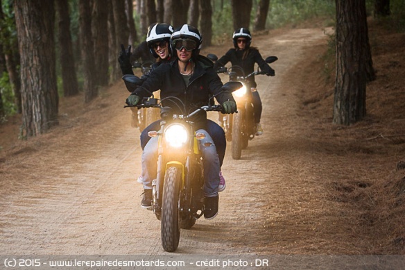 Ducati Scrambler sur départementale