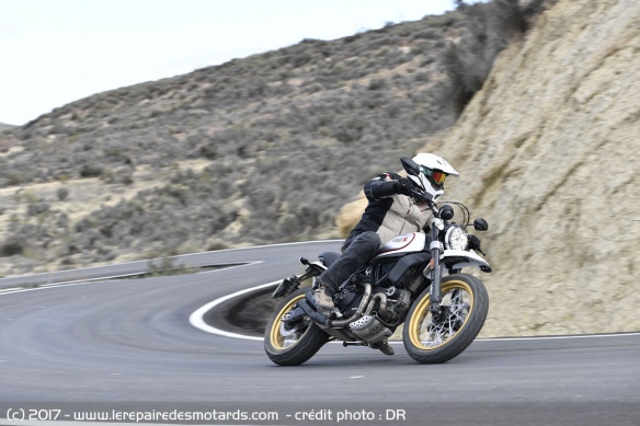 Ducati Scrambler Desert Sled en courbe