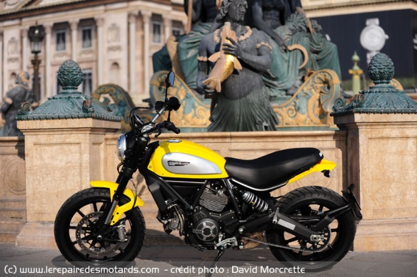 Motard en Ducati Scrambler en ville