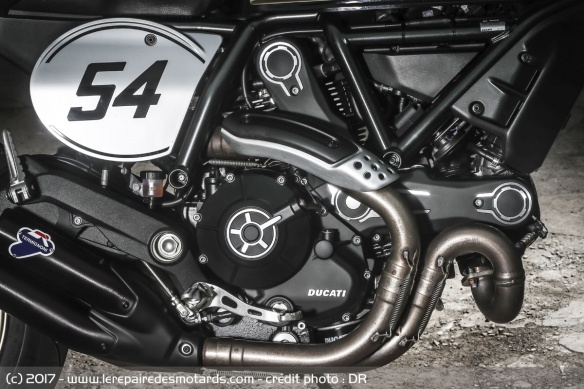 Le scrambler s'habille d'une plaque #54 en hommage à Bruno Spaggiari