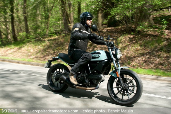 Ducati Scrambler Sixty2 sur nationale