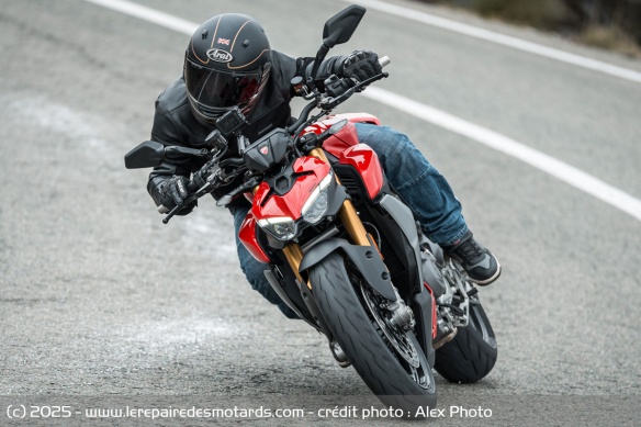 Facile, légère, précise... la Ducati s'emmène avec aisance en milieu urbain