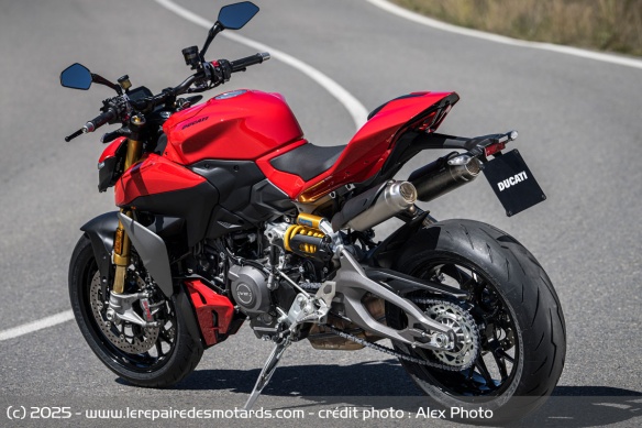 La finesse du réservoir et de la selle permet de bien tenir la moto