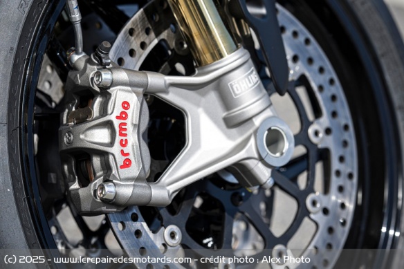 Les étriers Brembo M50 se révèlent puissants et progressifs