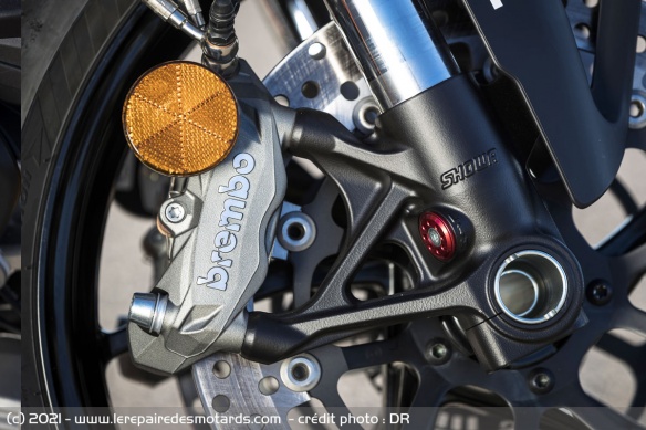 Deux disques semi-flottants 320 mm, étriers Brembo M4.32 à 4 pistons