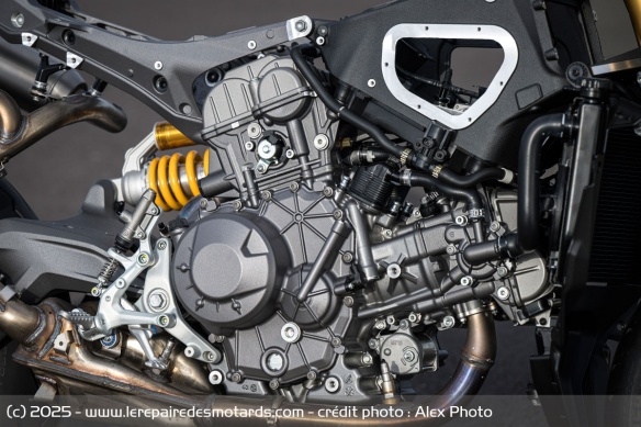 Le nouveau moteur V2 de 890 cm3 délivre 120 ch et 93 Nm