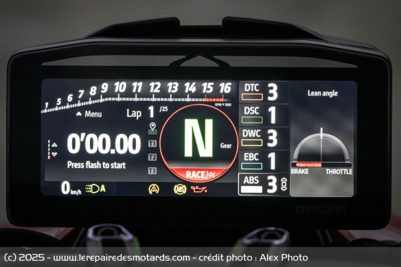 DTC, DSC, DWC... le roadster bolognais embarque tout le package d'assistances de Ducati
