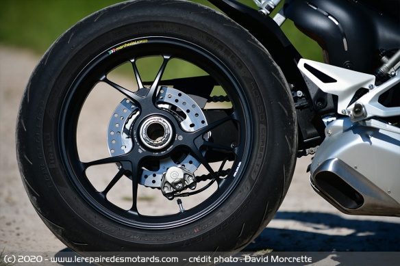 Frein disque arrière de 245 mm, étrier deux pistons, ABS en virage EVO